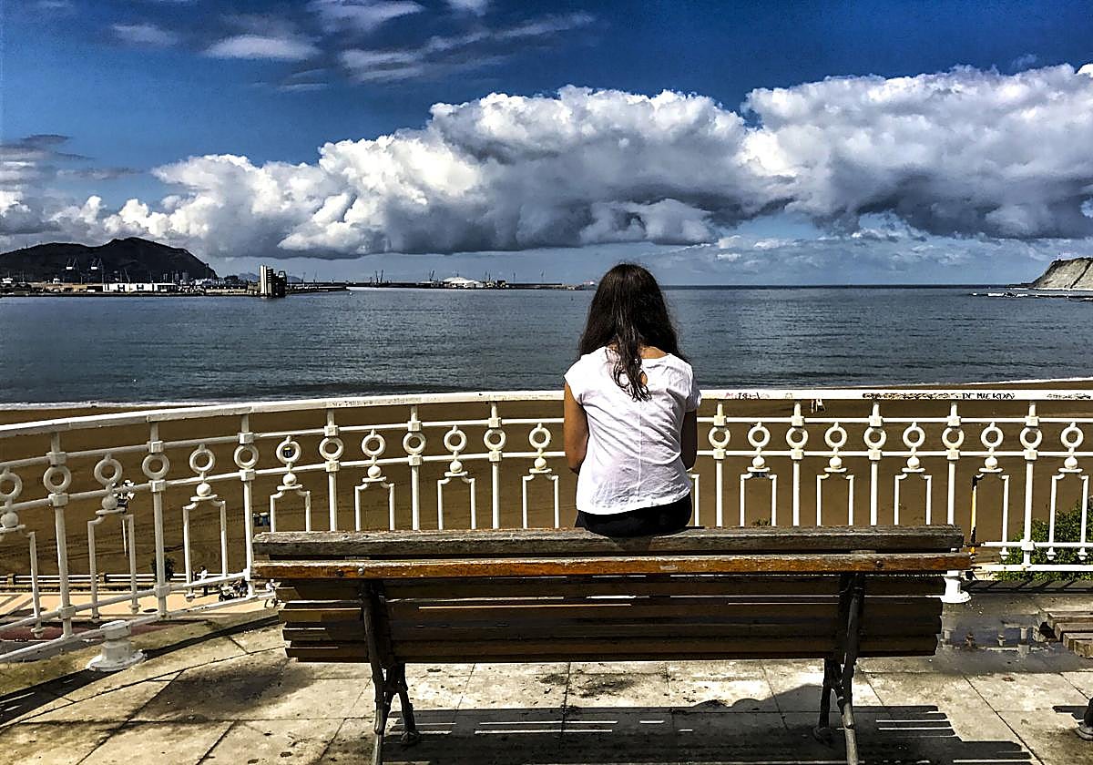 Una joven contempla el mar en Getxo.
