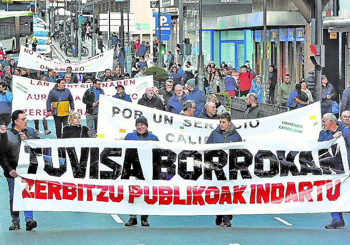 Los trabajadores de Tuvisa volvieron a manifestarse ayer tarde por el centro de Vitoria.