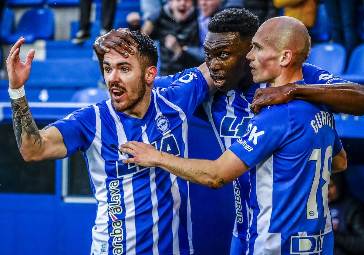 Sola, Samu y Guridi celebran el gol marcado por el delantero el pasado sábado contra el Villarreal.