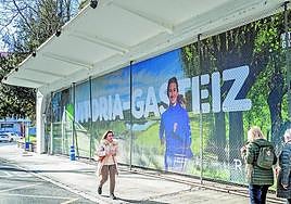 La lona incorpora el lema de la nueva campaña turística de la ciudad.