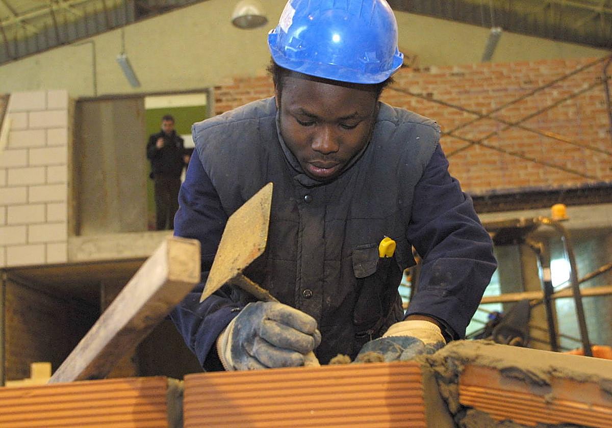 Lanbide aprueba medidas para que los inmigrantes irregulares puedan seguir formándose