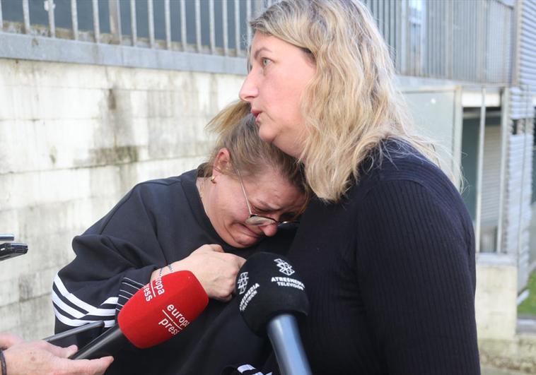 La madre de Alex, Ans Claudia, junto a su abogada, después de conocer la sentencia.