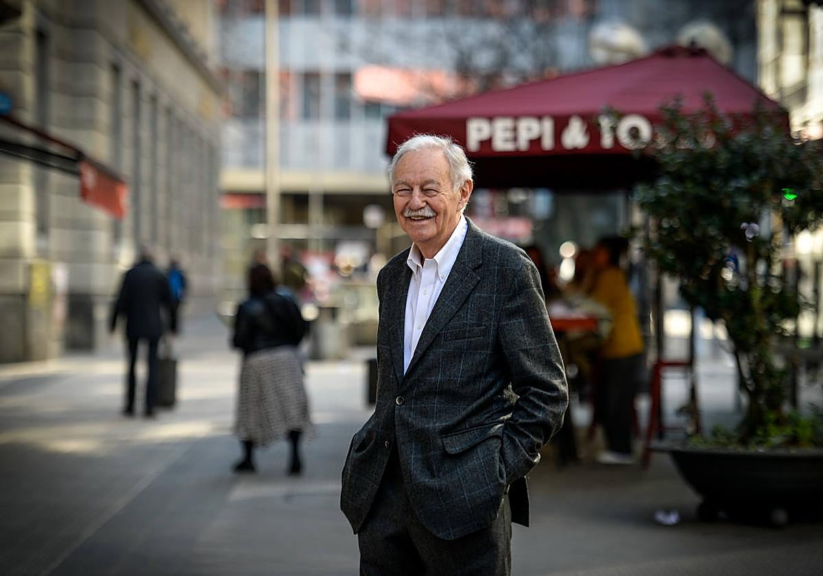 Eduardo Mendoza, fotografiado este martes en la calle Berastegi de Bilbao.