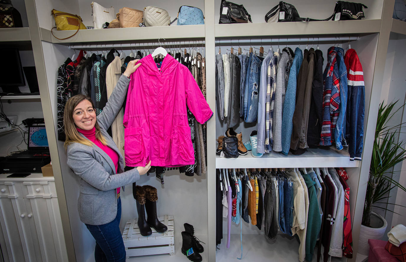 Reinventarse a los 50: una pareja abre una tienda con ropa única por menos de 30 euros en Algorta