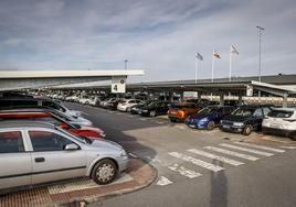 El aparcamiento del aeropuerto de Foronda sufre cada vez más problemas de congestión.