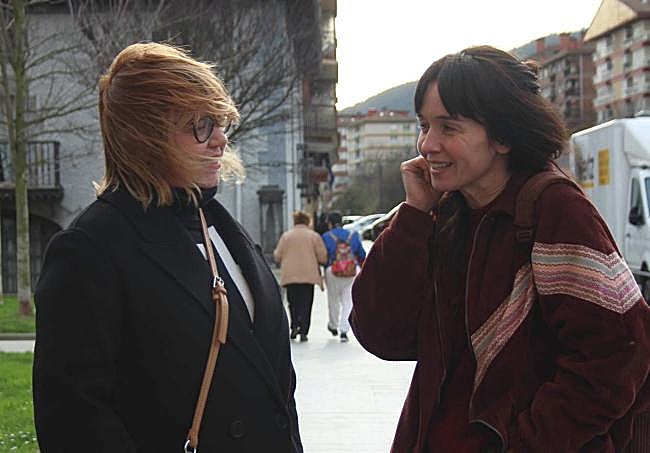 Txani Rodríguez charla con Miren Gaztañaga.