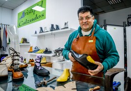 César Agusto Aristizabal lleva el negocio y es él quien diseña y realiza todos sus calzados.