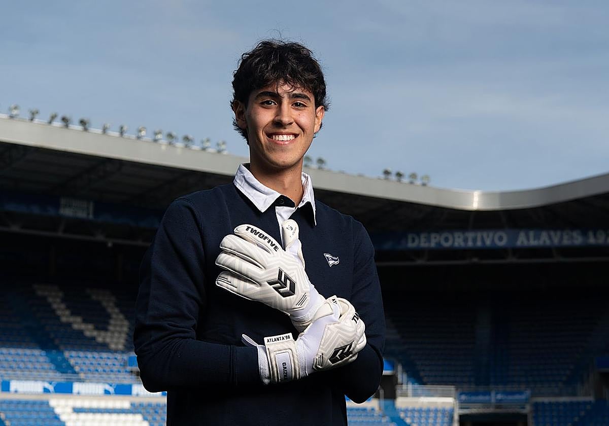 Gaizka García, renovado hasta 2027, en Mendizorroza.