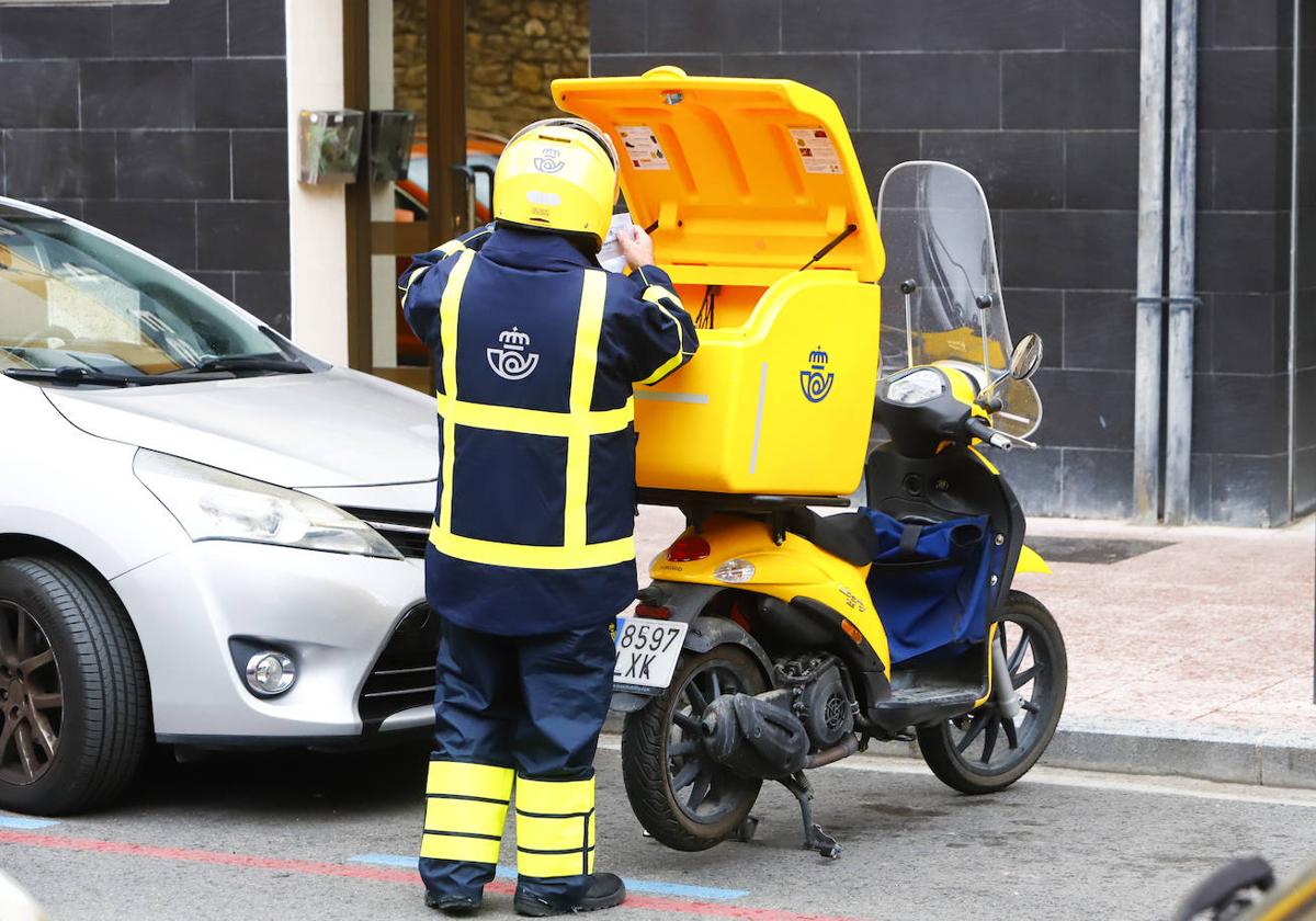 Correos está teniendo problemas para cubrir las baas o jubilaciones del personal de reparto en los pueblos alaveses.