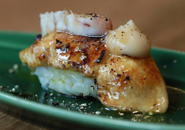 Nigiri de foie gras, anguila ahumada y compota de manzana.