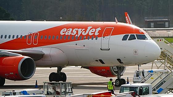 Aterriza de emergencia en Loiu un avión con 141 pasajeros al llenarse la cabina de humo