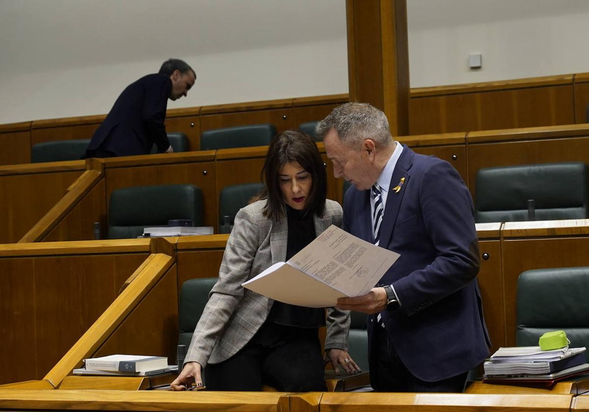 Laura Garrido (PP) y Jon Aiartza (PNV), durante el pleno parlamentario de este jueves.