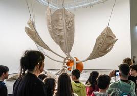 'Volante suave'. Claes Oldenburg y Coosje van Bruggen colgaron en el atrio del Gugggenheim Bilbao en su inauguración esta gigantesca pluma de bádminton.
