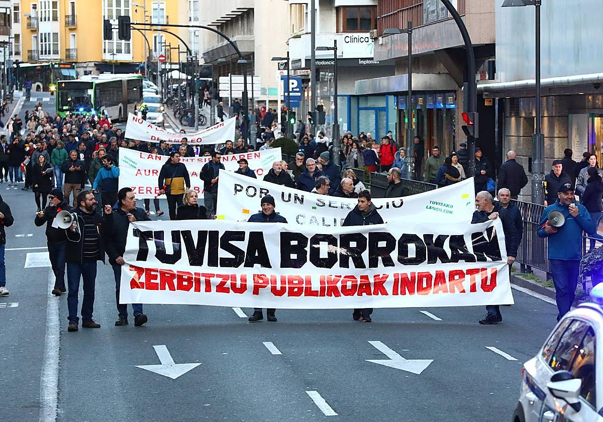 Trabajadores de Tuvisa se manifiestan por el centro de Vitoria.