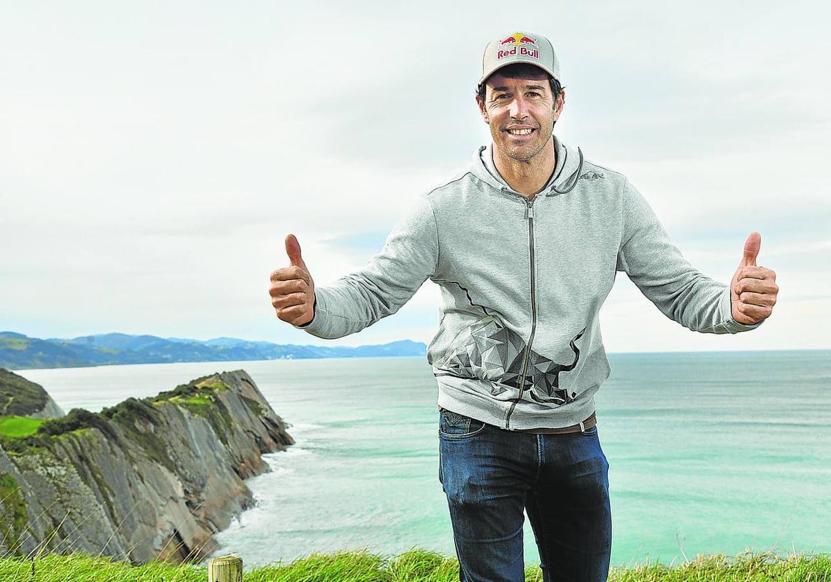 Iñaki Osa Goikoetxea, en una explanada junto a la ermita de San Telmo de Zumaia, su localidad natal.