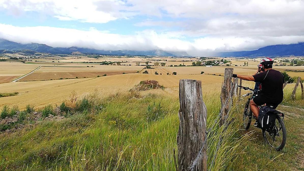 La Llanada alavesa se abre ante dos cicloturistas que participan en uno de los recorridos de Guiartu.
