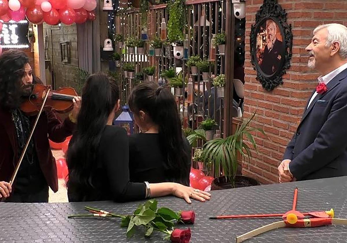 El San Valentín más insólito de 'First Dates': un hombre virgen a los 62 y otro que presume de su potencia sexual a los 71