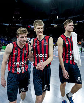 Pavel Savkov, en el medio de la imagen, junto a Kurucs y Kotsar en un choque de la pasada temporada.