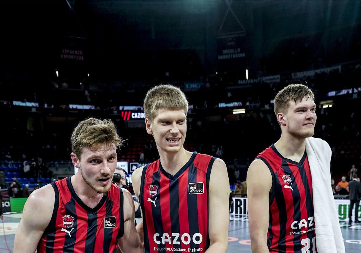 Pavel Savkov, en el medio de la imagen, junto a Kurucs y Kotsar en un choque de la pasada temporada.