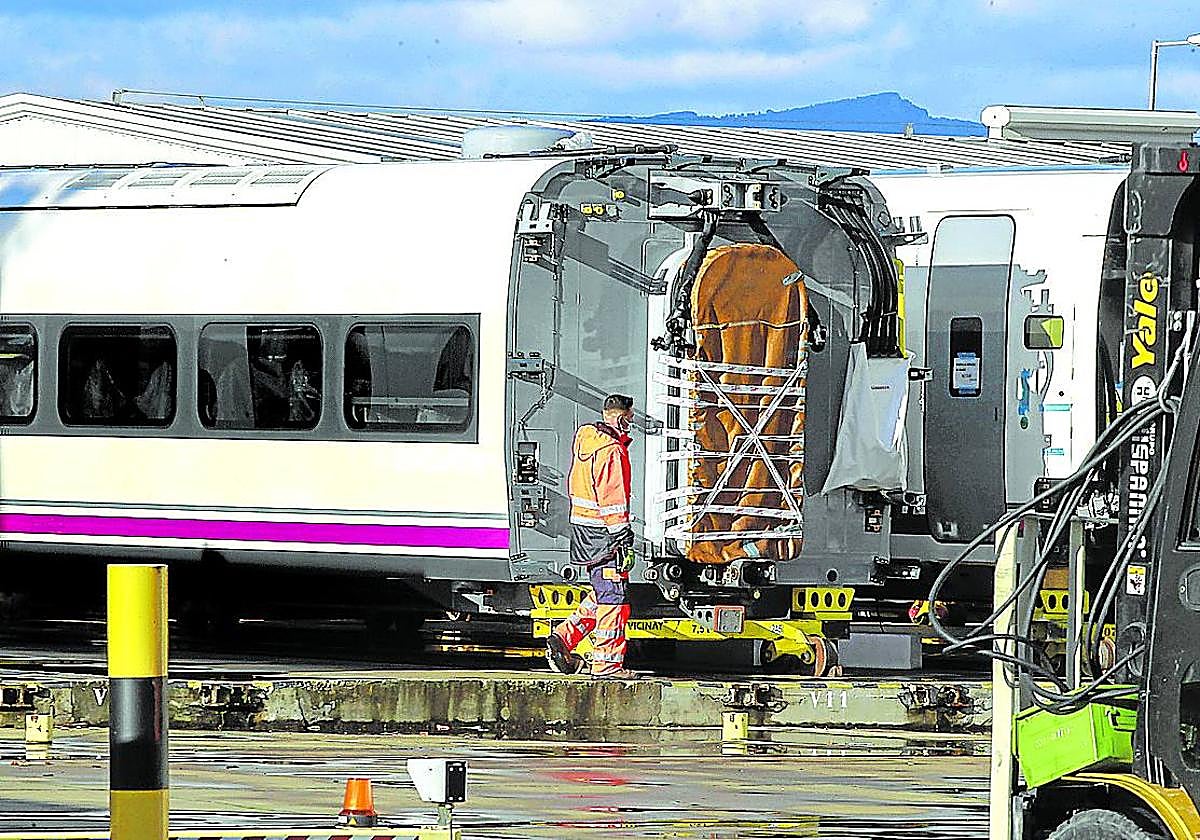 Trabajos de fabricación de vagones de Talgo en la planta alavesa de Ribavellosa.