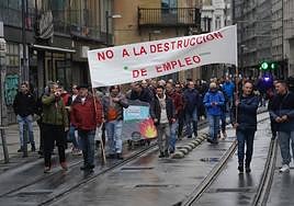 Trabajadores de Tuvisa se manifiestan este viernes por el centro de Vitoria.