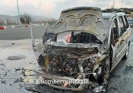 La furgoneta, completamente calcinada.