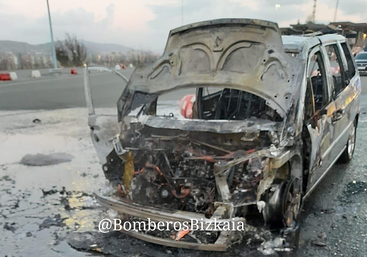La furgoneta, completamente calcinada.