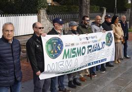 Manifestantes con la pancarta frente a la Delegación del Gobierno en Vitoria.