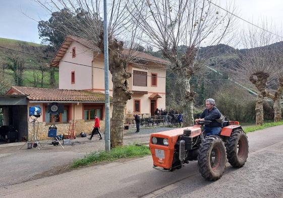 El trasiego de los actores, miembros de producción y el personal técnico atrae las miradas de muchos vecinos y paseantes de esta zona fabril.