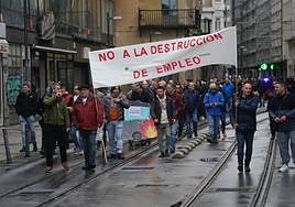 Los trabajadores de Vitoria, durante la manifestación de este viernes.