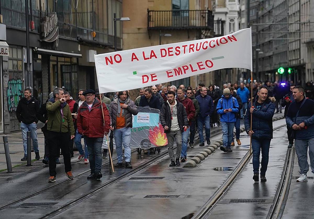 Los trabajadores de Vitoria, durante la manifestación de este viernes.