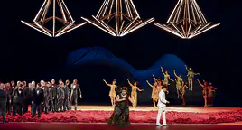 Rigoletto (Amartuvshin Enkhbat) y el duque de Mantua (Ismael Jordi), con los cortesanos (Coro de Ópera de Bilbao) y las bailarinas.