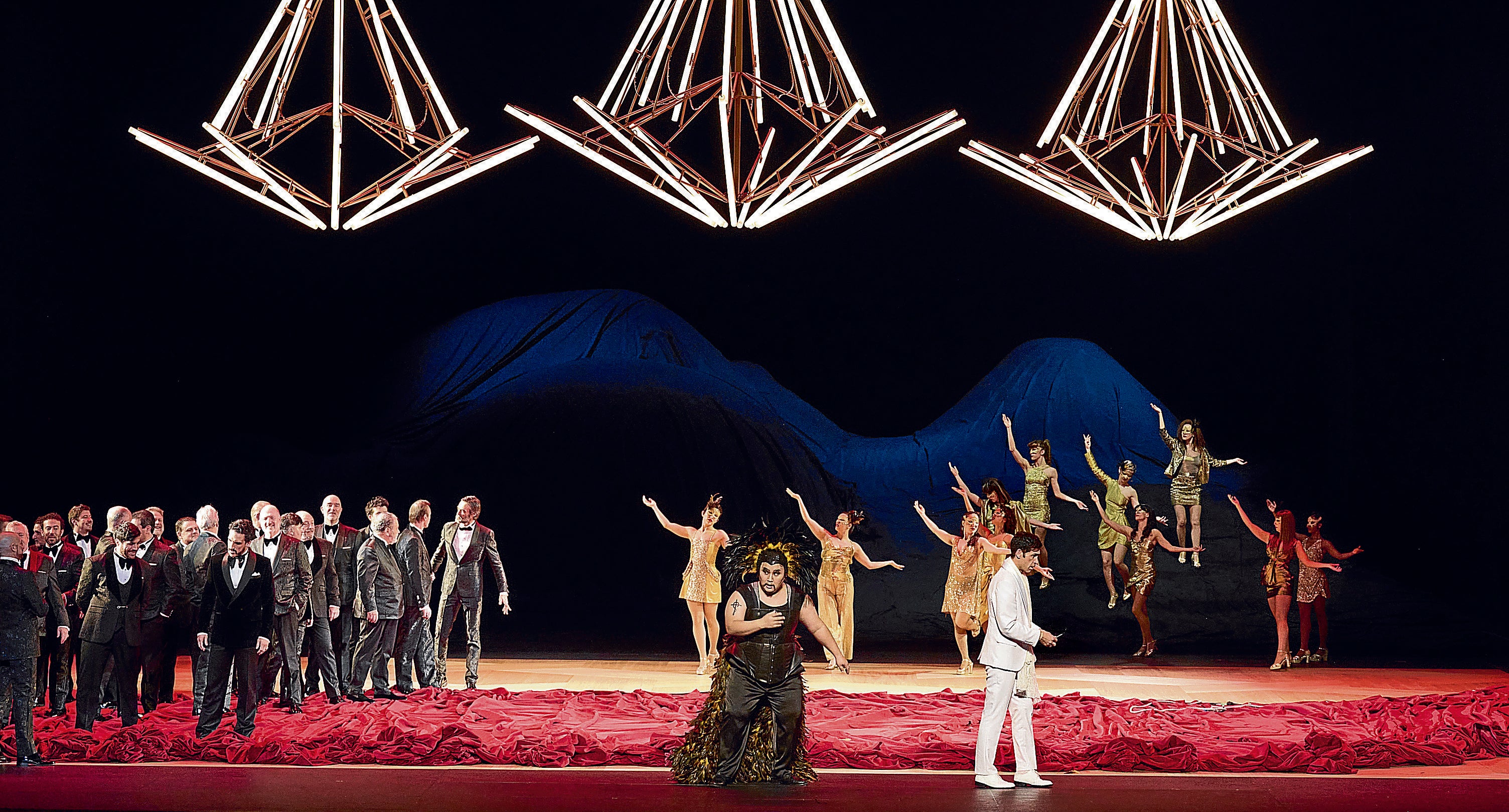 Rigoletto (Amartuvshin Enkhbat) y el duque de Mantua (Ismael Jordi), con los cortesanos (Coro de Ópera de Bilbao) y las bailarinas.