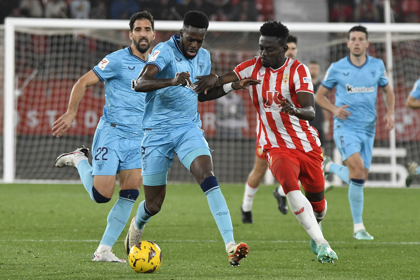 Iñaki Williams trata de superar a un rival en el duelo frente al Almería.