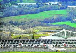 El aeropuerto de Bilbao se ubica muy cerca de varios colegios, como se puede observar en la parte superior de la imagen.