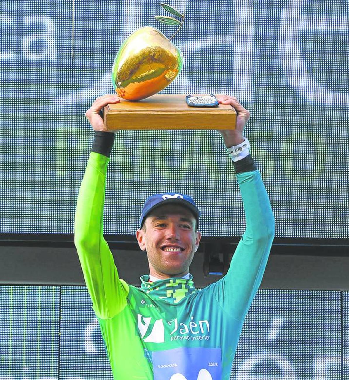 Oier Lazkano posa con el trofeo como ganador de la Clásica Jaén Paraíso Interior.