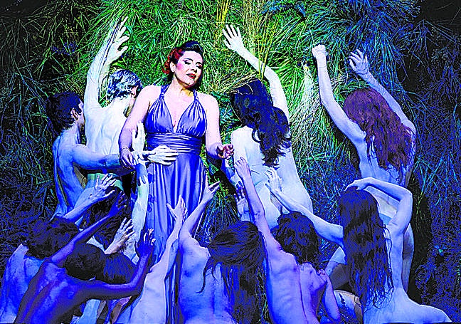 La soprano Sabina Puértolas (Gilda), interpretando 'Caro nome', al recordar sus encuentros con un presunto joven estudiante pobre.