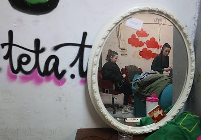 Un detalle de la lonja de Portugalete, con Alba (a la derecha) y otra integrante de la cuadrilla.