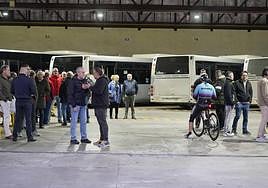 La asamblea, a puerta cerrada, ha comenzado a las 19.00 horas.