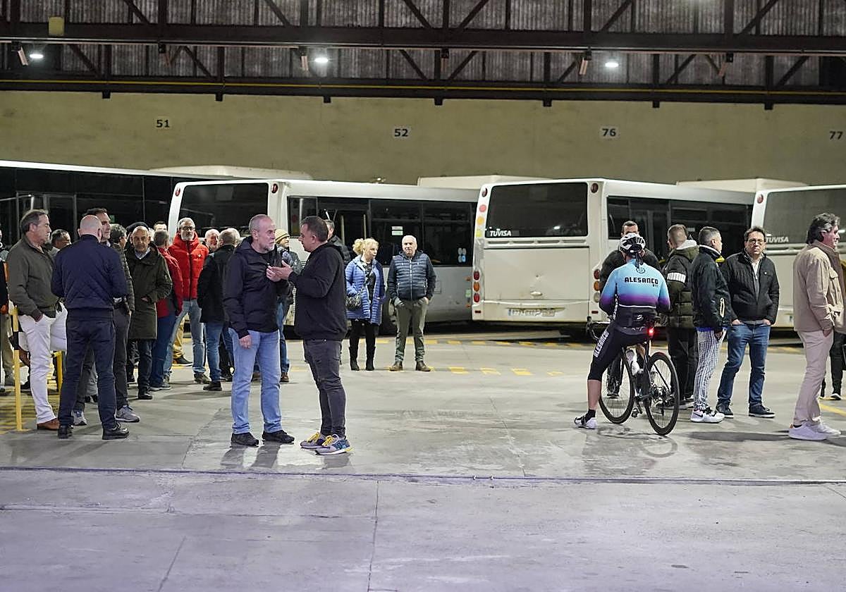 La asamblea, a puerta cerrada, ha comenzado a las 19.00 horas.