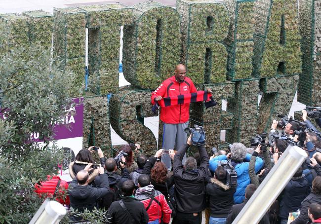 Lamar Odom exhibe la bufanda del Baskonia ante una nube de fotógrafos.