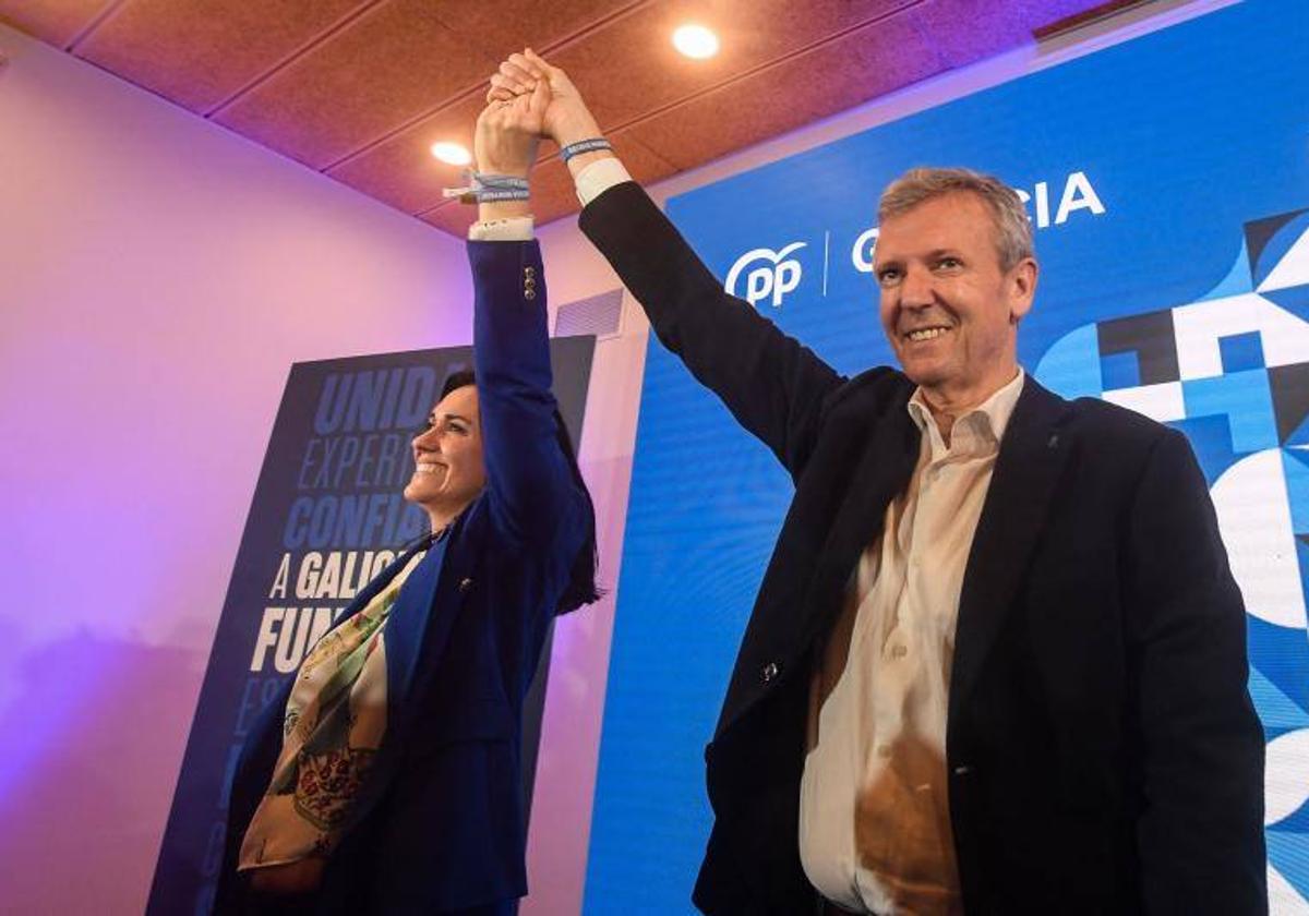 Alfonso Rueda celebra su victoria acompañado por la secretaria general del partido en Galicia, Paula Prado, en la sede del PP.