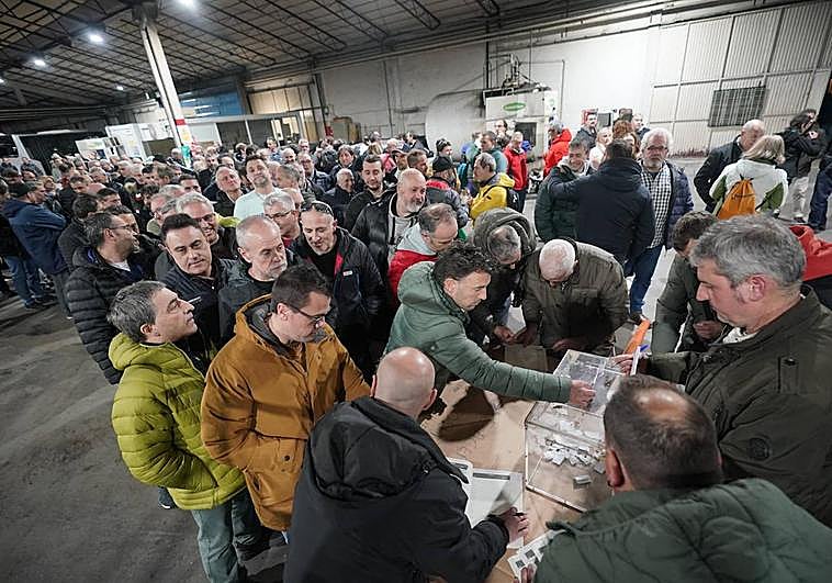Trabajadores de Tuvisa votan en la asamblea celebrada este domingo.