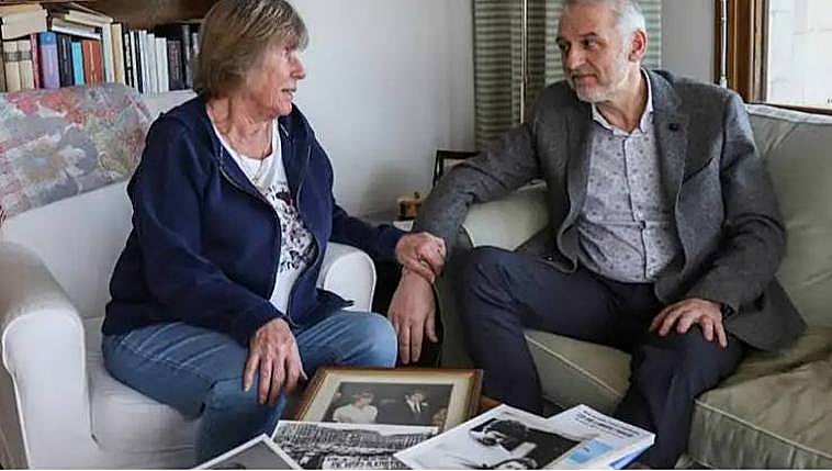 Barbara y Richard, durante la charla en el salón de su casa, la misma donde fue asesinado Enrique Casas hace 40 años.