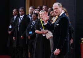 El príncipe Guillermo saluda a su llegada al Albert Hall.