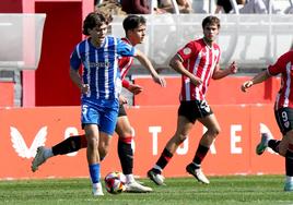 Julen Jon Guerrero disputando sus primeros minutos en Lezama con el filial del Alavés.