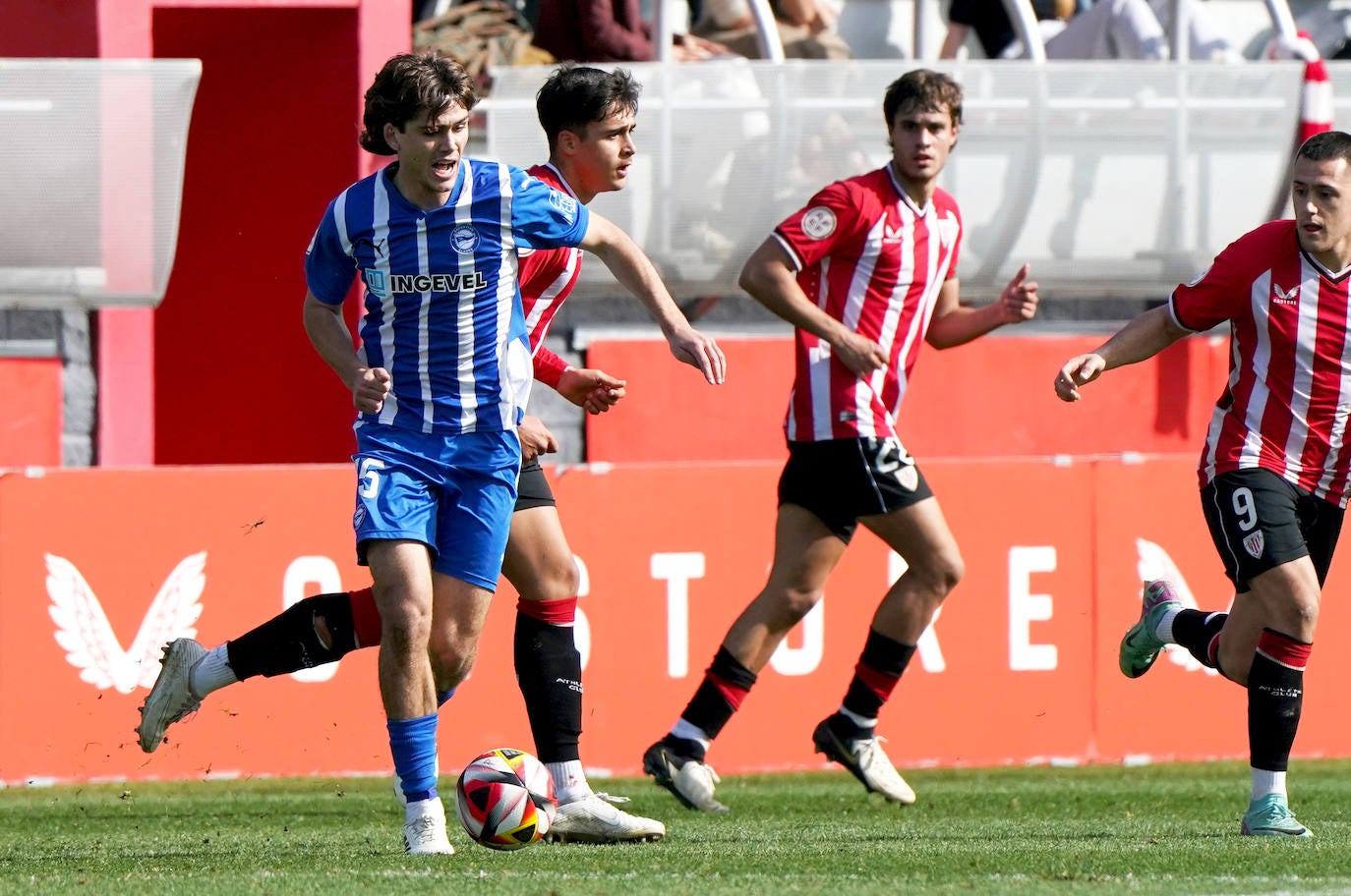 Julen Jon Guerrero disputando sus primeros minutos en Lezama con el filial del Alavés.