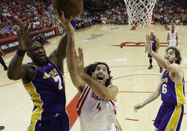 Odom intenta taponar a Scola, junto a Pau Gasol en una final de conferencia de la NBA.