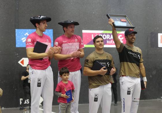 Ibarluzea y Erkiaga con las txapelas, mientras Goikoetxea muestra uno de los obsequios recibido en su adiós de las canchas.