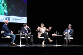 Pablo Romero, Juan Carlos Matellanes, Sabina Puértolas y César Coca, en el coloquio, en la Sala BBK.